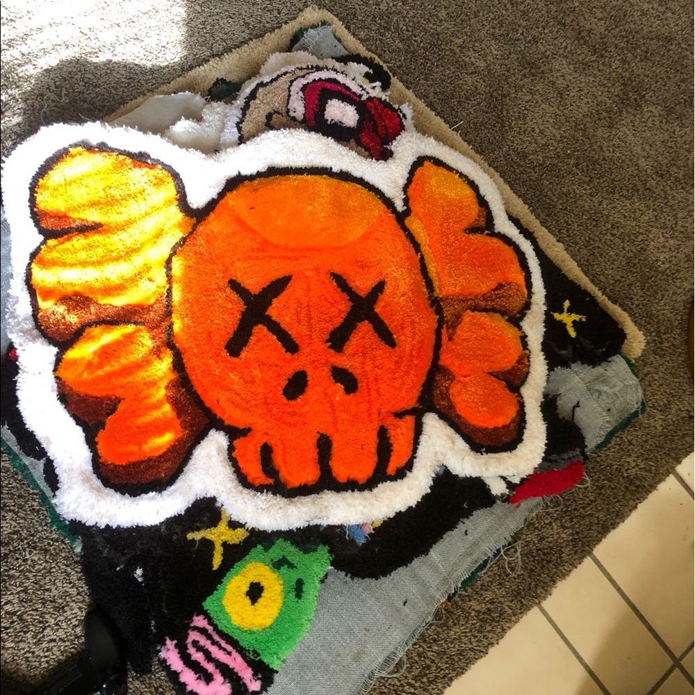 1/1 KAWS 🟧
THESE 1/1 CUSTOM THROW RUGZ ARE GREAT FOR CENTERPIECE FOR ANY DORMS!